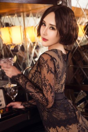 年轻女秘书