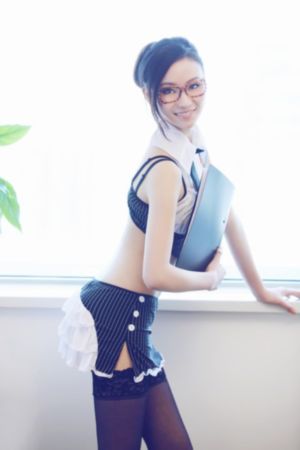 迈开腿让我c一下你的小莓